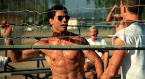 tom cruise top gun volleyball. Tom Cruise plays volleyball
